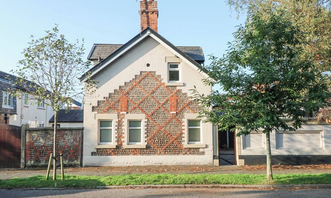 Lytham St. Anne's Cottage | 6D CLIFTON DRIVE, pet friendly, with a garden in Lytham St. Annes