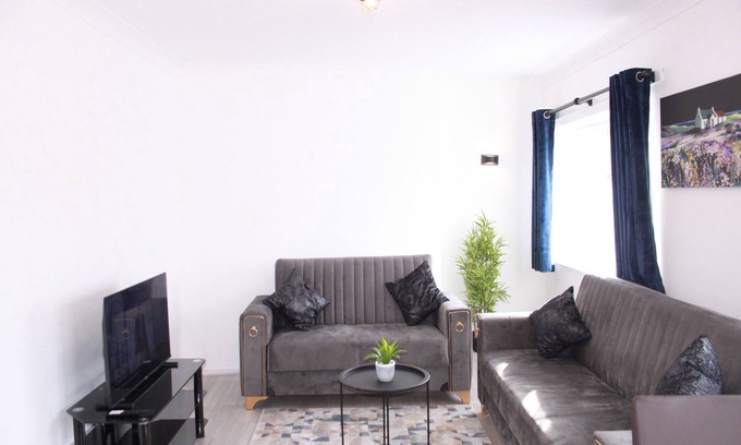 Harlow Apartment | 6Guests-Parking-NearStansted-Accessible