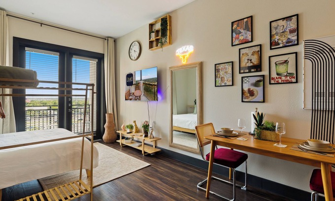 North Burnet Apartment | 6min to Domain | 12min DT | Balcony + Free Parking