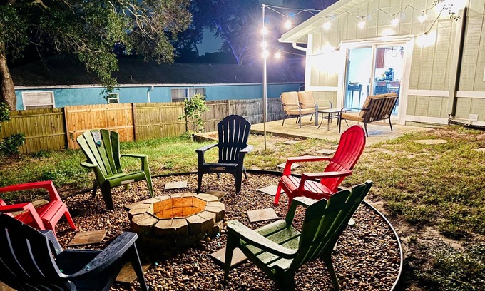 Tarpon Springs House | 6min to Greek town, Pet-friendly, Fenced Yard, King Bed, Fast Wifi, FREE parking