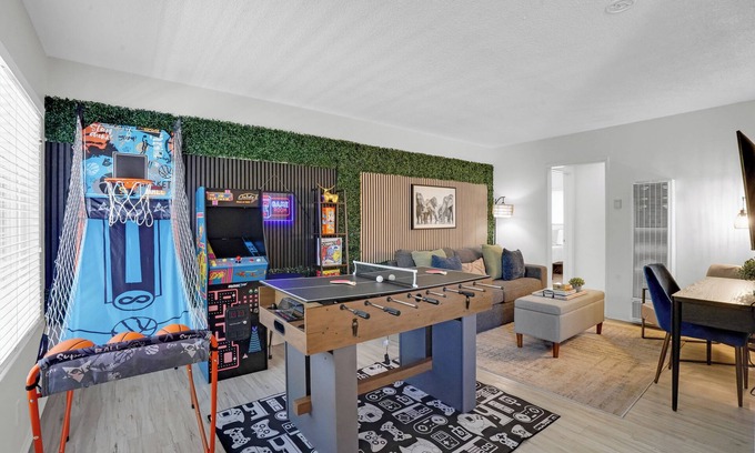 Eastside Apartment | 6th Haven, Arcades, King Size Bed, Fun Games, 1 Mile to Beaches, AC Unit, Fits 6