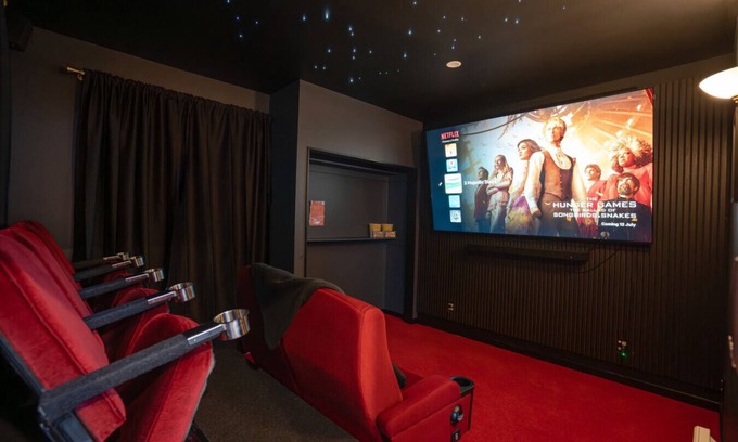 Linwood House | 7 Bathrooms. Cinema. Free Parking. Central. Games Room w PS5.