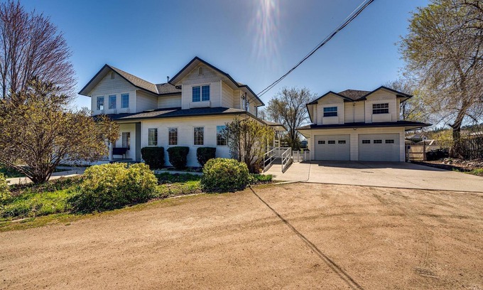 Central Okanagan House | 7-BDRM house on acreage suited for gatherings in Lake Country 2 blocks to beach