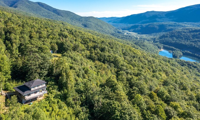 East Dorset House | 7 bed/3 bath and 2 kitchens Mountain Top House near ski/horse show