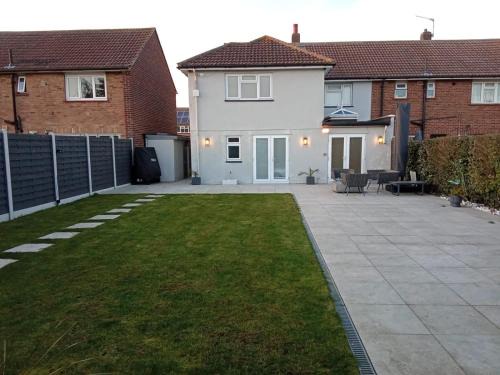 Grays House | 7 bed 3 bath M25 Long term Parking