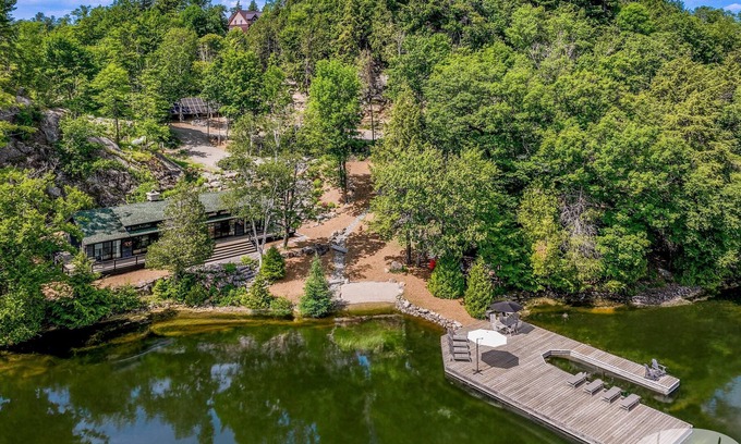 Utterson Cottage | 7 bed 6 bath cottage on Skeleton Lake