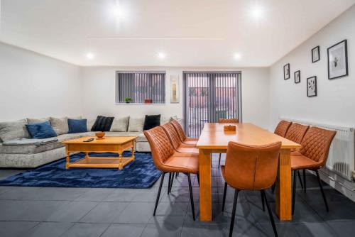 Warwick House | 7 Bed House - Close to A46