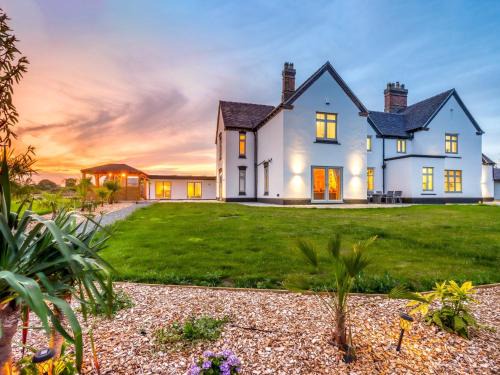 Whitchurch House | 7 Bed in Whitchurch 95835