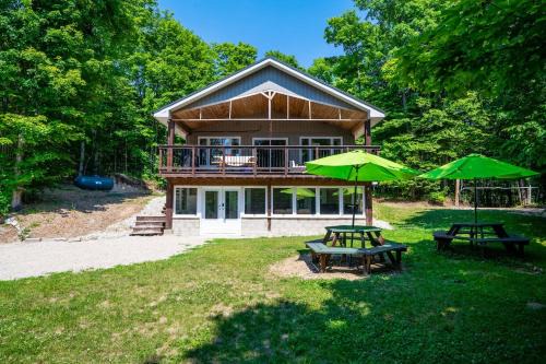 South Bruce Peninsula Ski Chalet | 7-bed W Starlink , V-ball Near Beach!