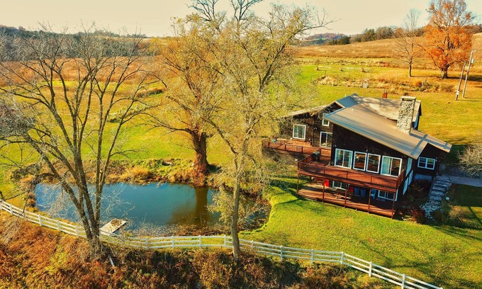 Decorah Cabin | 7 bedroom/3 bathroom Decorah Lodge on private Creek - SLEEPS 20