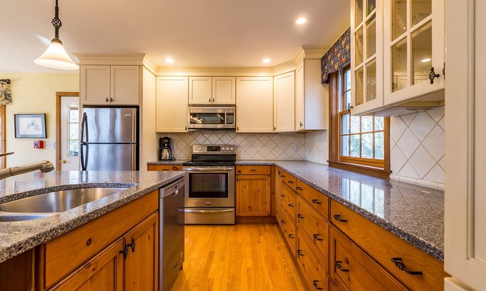 Manchester Center House | 7 Bedroom, 6 Bathroom Manchester Ctr, Mountain View, Hot Tub, and Private Pool