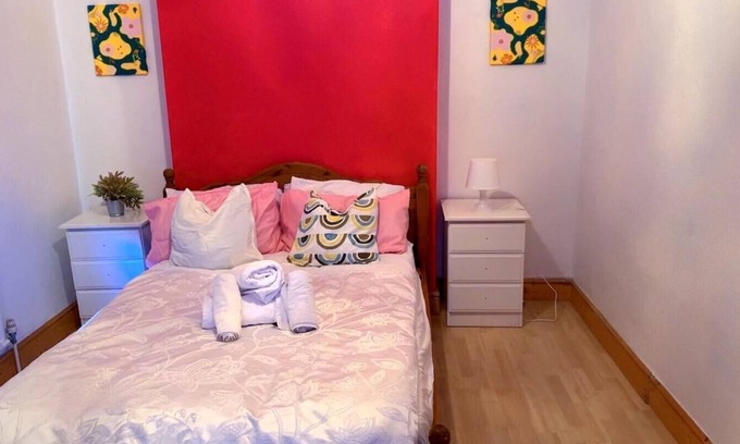 Walsall House | 7 Bedroom Cosy Walsall Stay - WiFi & Free Parking