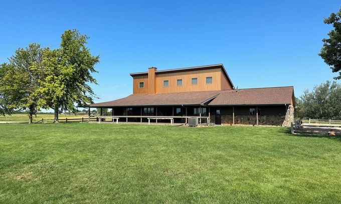 Mitchell Cabin | 7 Bedroom Country Lodge Close to Town - Rooster Roost Ranch Lodge