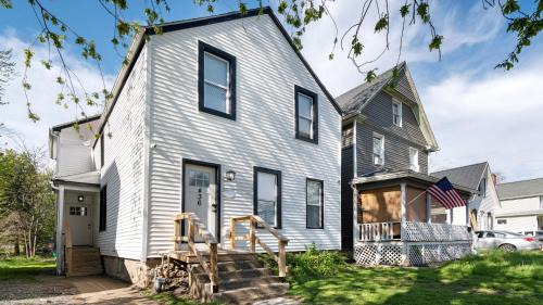 Downtown Niagara Falls House | 7 Bedroom House! Walk to Niagara Falls! New Whole House
