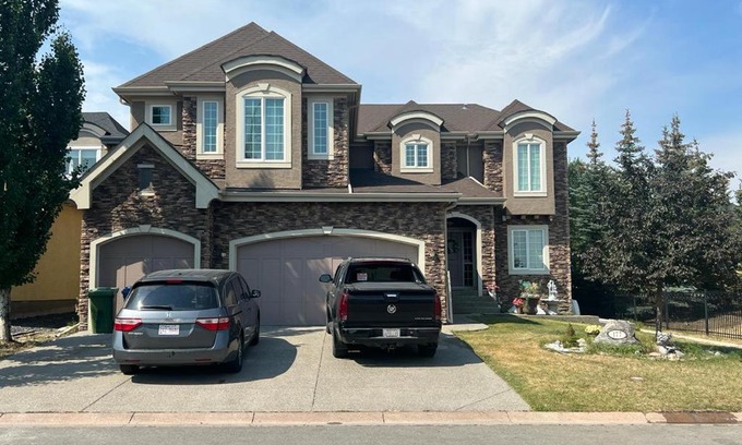 Chestermere House | 7 bedroom lake view house for upto 20 people