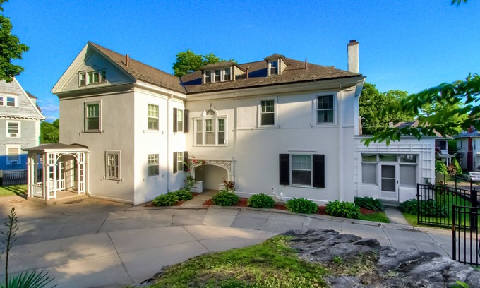 Waterbury House | 7 bedroom mansion with Elevator