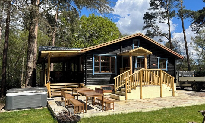 St Leonards House | 7 bedroom, Stunning Cottage with Hot-Tub & Cinema Room