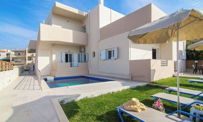 Skaleta Ski Chalet | 7 bedroom villa with pool, 700m from the beach!