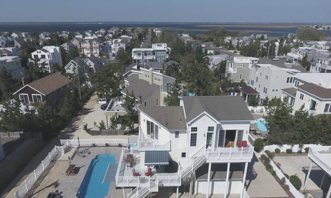 Loveladies House | 7 BEDROOMS, GORGEOUS POOL ON THE OCEAN SIDE!