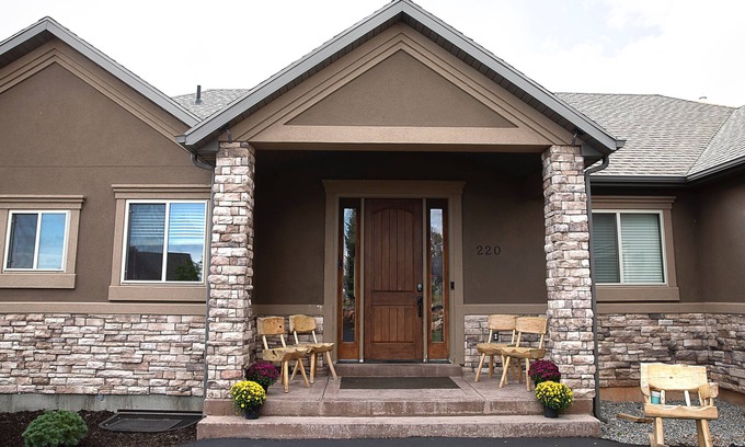 Cherimoya Hill House | 7 Bedrooms Lake/Mountain views, Hot Tub, Theater room. Great for all seasons