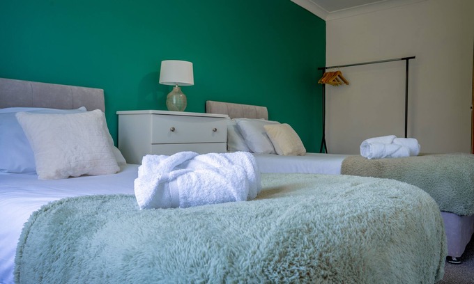 Peterborough House | 7 beds, perfect for contractors or large groups, free wi-fi