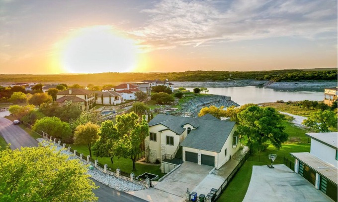 Highland Lake Estates House | 7 BR Lakefront Estate-sleeps 14 adults+6/8 kids,boat dock,cliff jump+kayaks