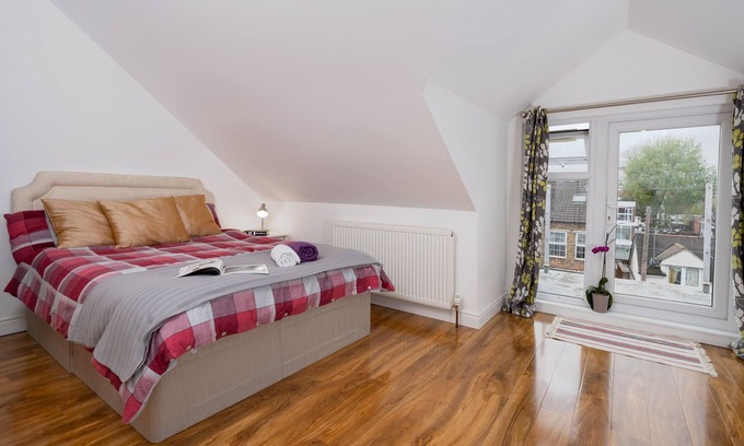 Cricklewood House | 7 Double bedroom House fully equipped Kitchen