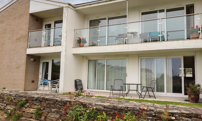 Mawgan Porth Apartment | 7 Europa Court