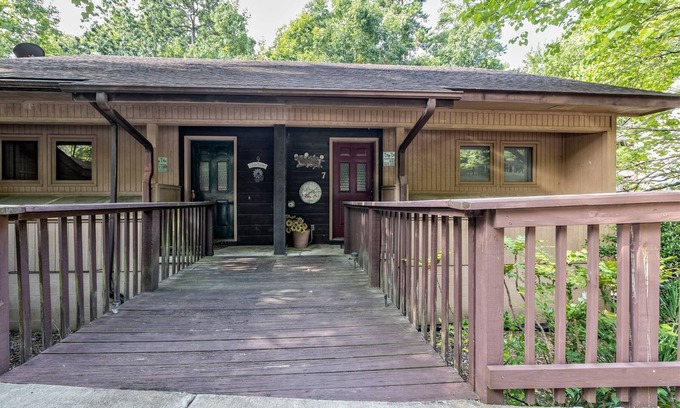 Hot Springs Village House | 7 Gailosa Lane - HDTV, WIFI. A 2 bedroom, 1.5 bath, 2 level nightly vacation