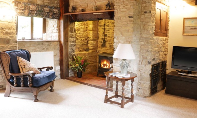 Wall-under-heywood Cottage | 7 GRETTON, romantic, character holiday cottage in Cardington
