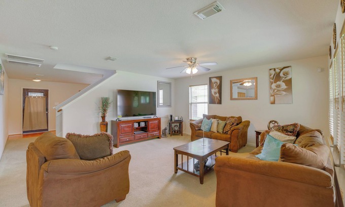 Baytown House | 7 Mi to Downtown Baytown: Spacious Home w/Yard