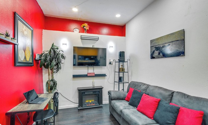 Dallas Apartment | 7 Mi to Downtown Dallas: WFH-Friendly Studio