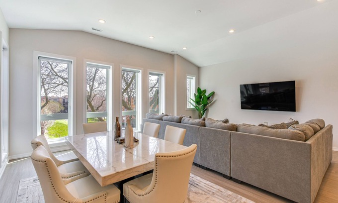 Washington Park Condo | 7 Mi to Downtown: Luxe Chicago Condo