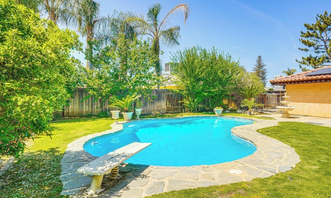 Greenacres House | 7 Mi to Dtwn: Poolside Paradise in Bakersfield!