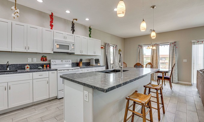 Sunridge Estates Cottage | 7 Mi to Golf: Mtn-view Retreat in Bullhead City