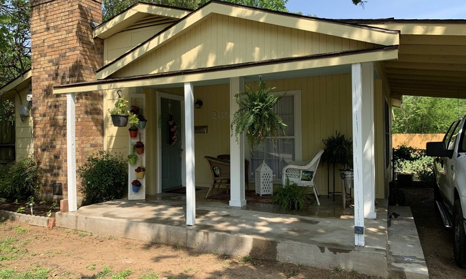 Handley House | 7 Miles from AT&T Stadium & Down Town Ft. Worth