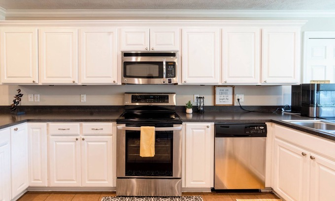 Searcy House | 7 min to Harding University NEW LISTING Feel at home "Compass Retreat Searcy, AR