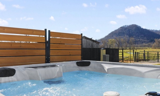Bowen House | 7 mins RRG | Hot Tub & Pool Table | Nada Tunnel