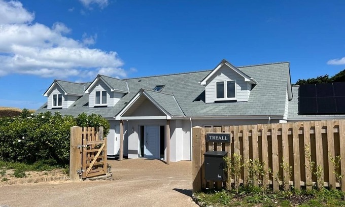 Constantine Bay House | 7 minute walk to Constantine Bay beach and Trevose Golf Club