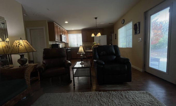 Temecula House | 7 minutes to grocery and wine country - 1 bed/1bath w/laundry and full kitchen.