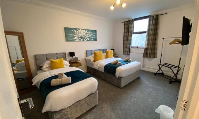 Cwmbrwla Apartment | 7 Person Home Flat w/Parking - Near Swansea Centre