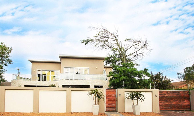 Rondebosch House | 7 Rooms, 8 bathrooms and parking for 9 cars