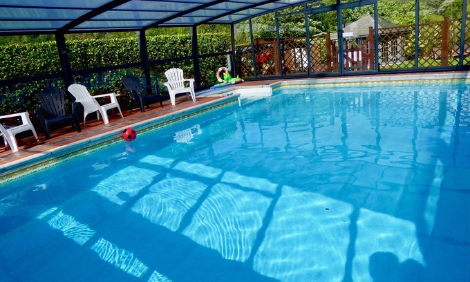 Portreath Apartment | 7~Short walk~Beach~Pubs~Shops: Chlorine safe Pool and Hot tub, Games room, WiFi