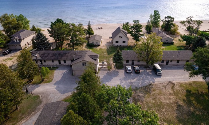 Oscoda Resort | #7 Thomas' Parkside Cottages, 2BR Beachfront on Lake Huron, downtown location