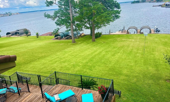Walden on Lake Conroe House | 70 jet spa, lakefront, boat lift, swim/fish dock, huge yard, grill, Lrg 3300sf