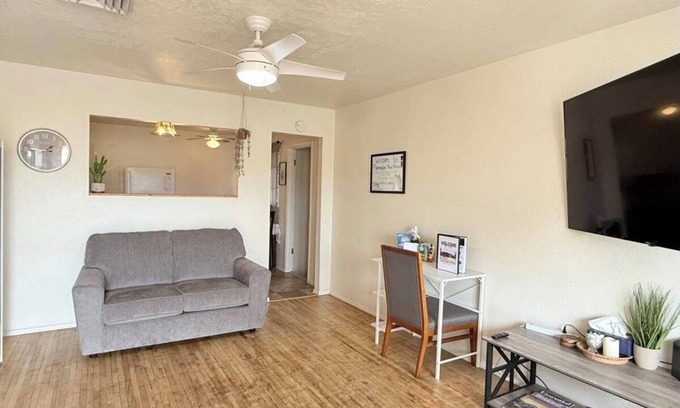 Farmington House | 700ft From Starbucks! Townhouse ! Central Location!