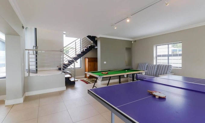 De Kelders House | 72 on Vyfer | Family friendly | Whale watching | Pool