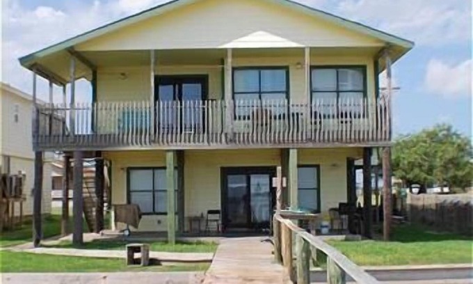 Willacy County House | 736 North Shore - Quaint Home on the Water!