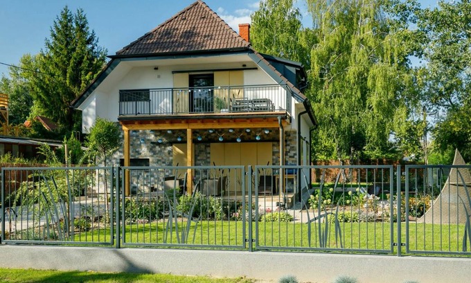 Balatonszarszo Apartment | 75 m² Apartment ∙ 2 bedrooms ∙ 7 guests