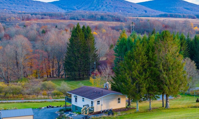 Davis House | 77 in Canaan. Big views. Night skies. Quiet comfort. Dogs, EV, kids13+ welcome.